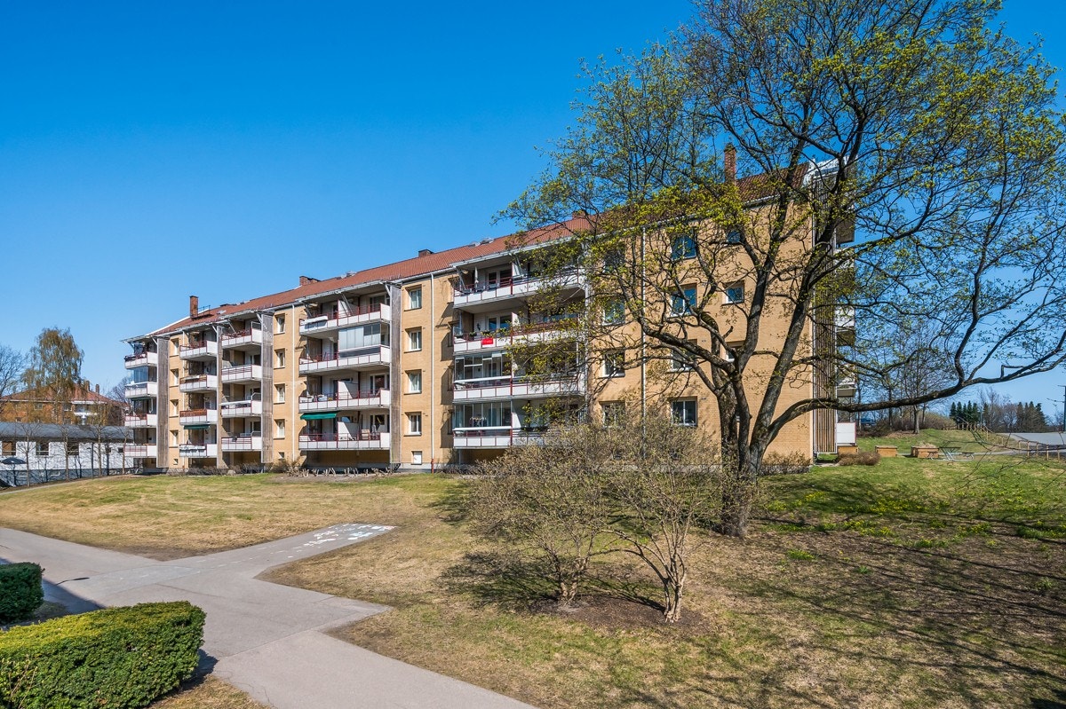 Leiligheten ligger i tredje etasje i bygningen fra 1955. Galleribilde