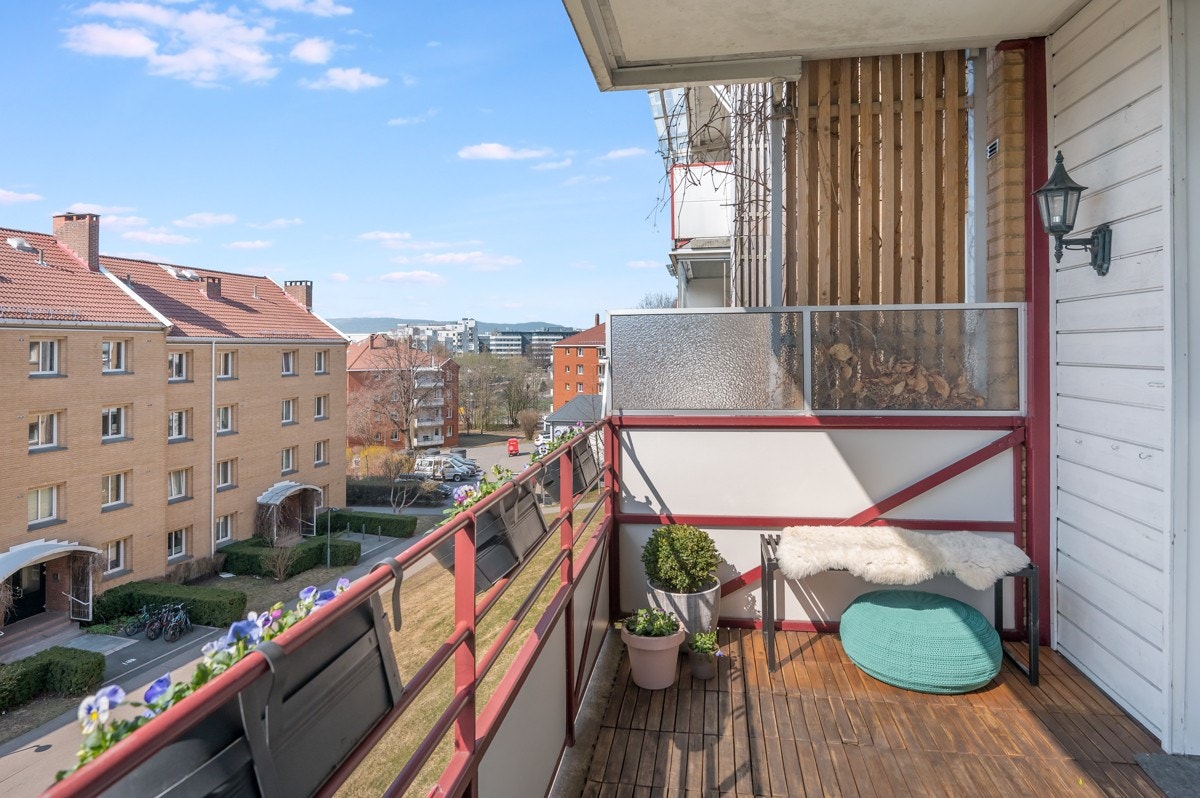 Fra stuen er det utgang til en vestvendt balkong på ca. 8 kvm. Galleribilde