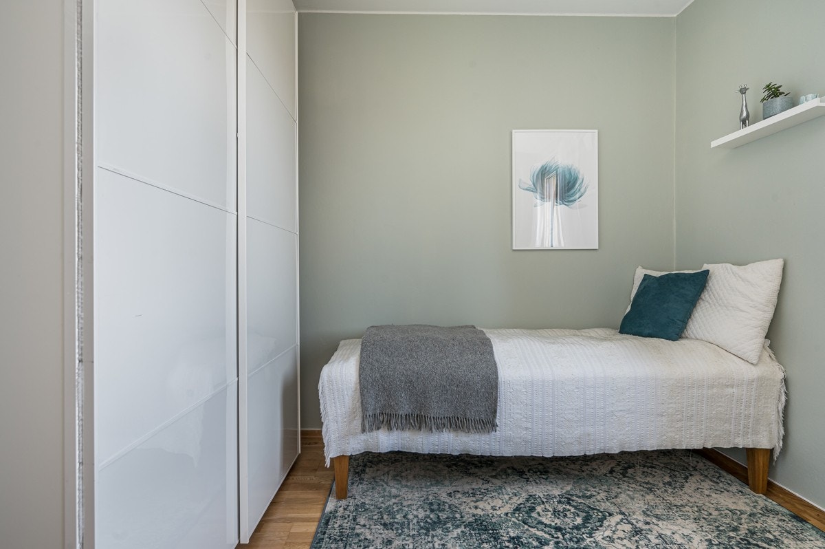 Begge soverommene har store skyvedørsgarderober med hvite høyglansfronter. Galleribilde