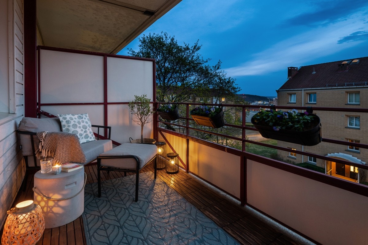 Balkongen gir en fin forlengelse av stuen på varme sommerkvelder. Galleribilde