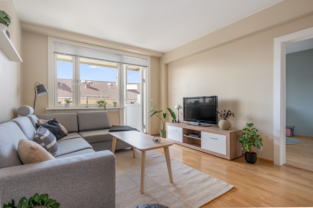 De lysmalte stueveggene fremhever det gylne parkettgulvet fra 2010. Galleribilde