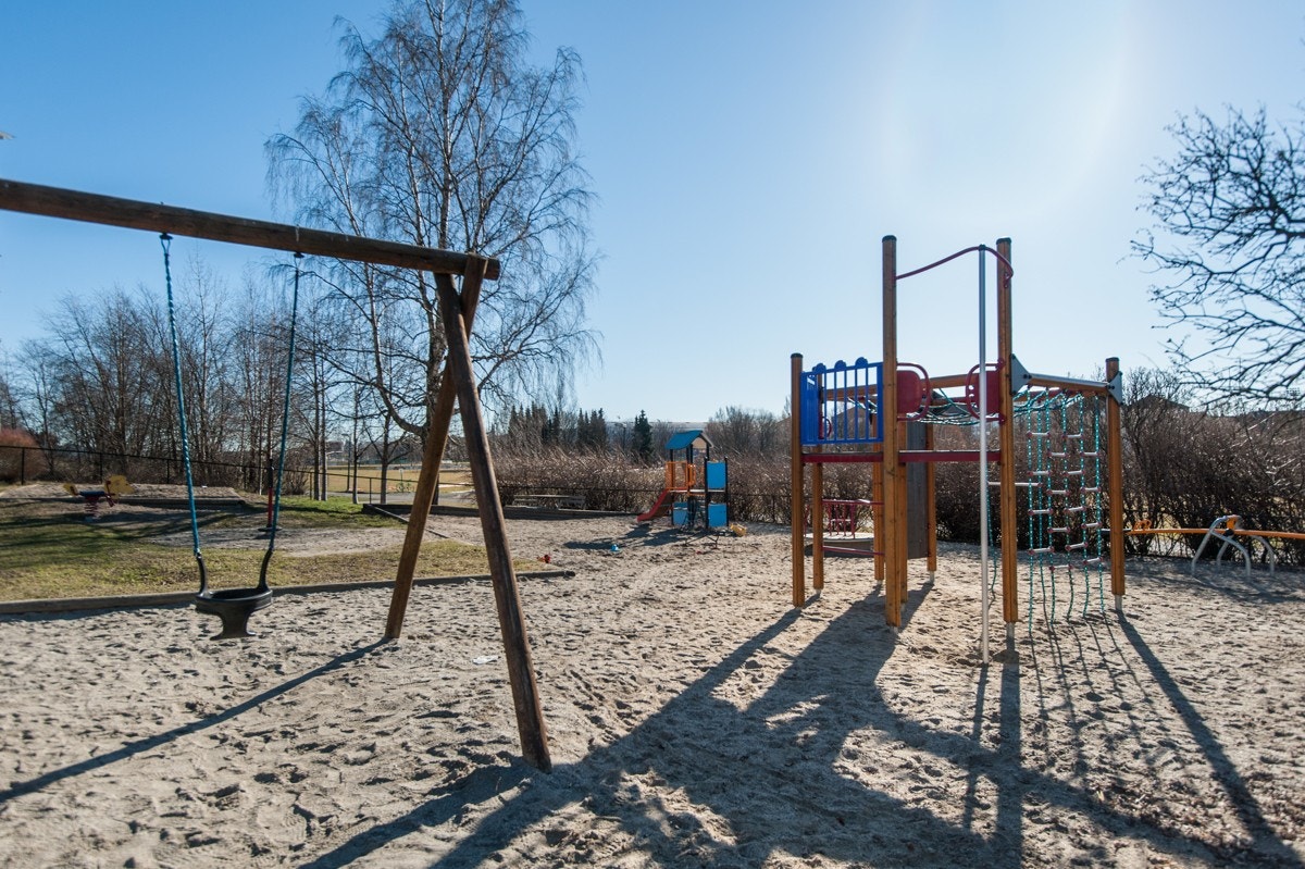Fellesarealene i borettslaget har sittebenker og innholdsrik lekeplass. Galleribilde