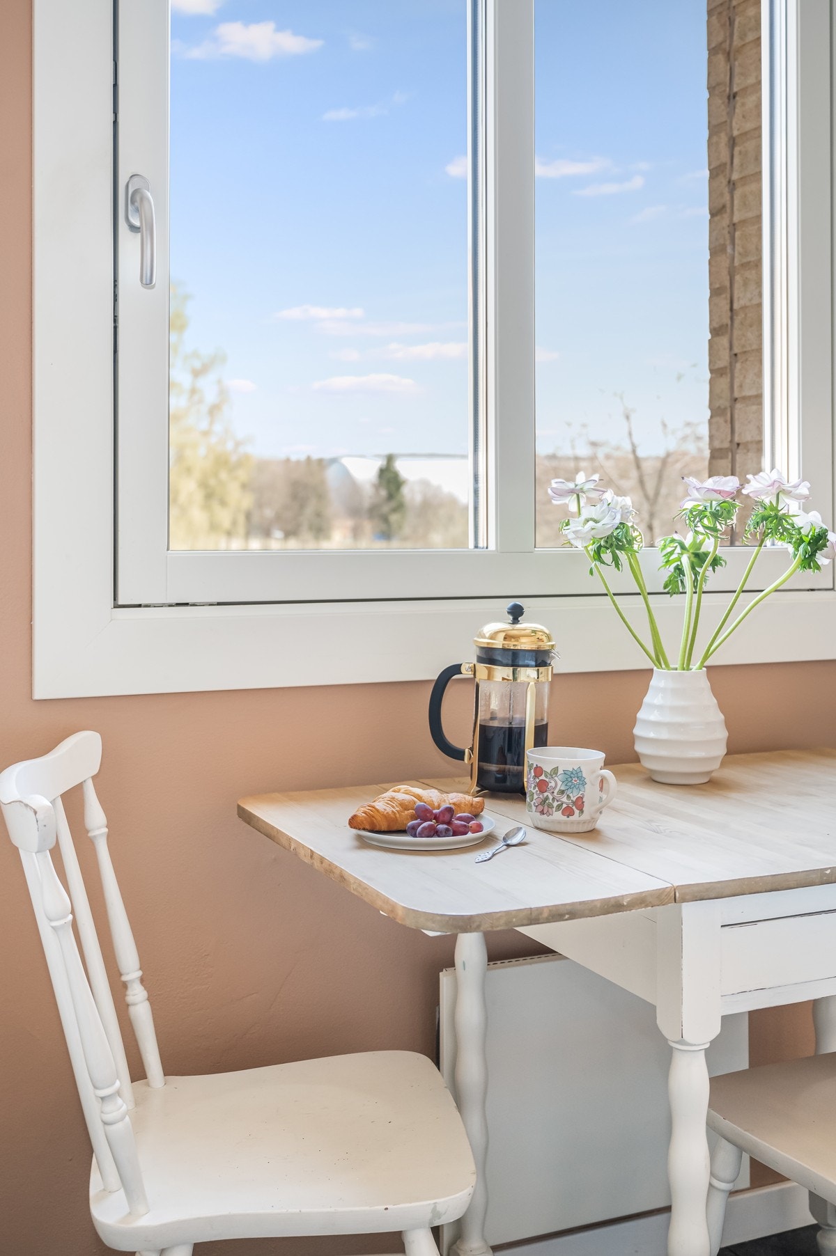 Ved et stort vindu på kjøkkenet er det en perfekt plass for en frokostgruppe. Galleribilde