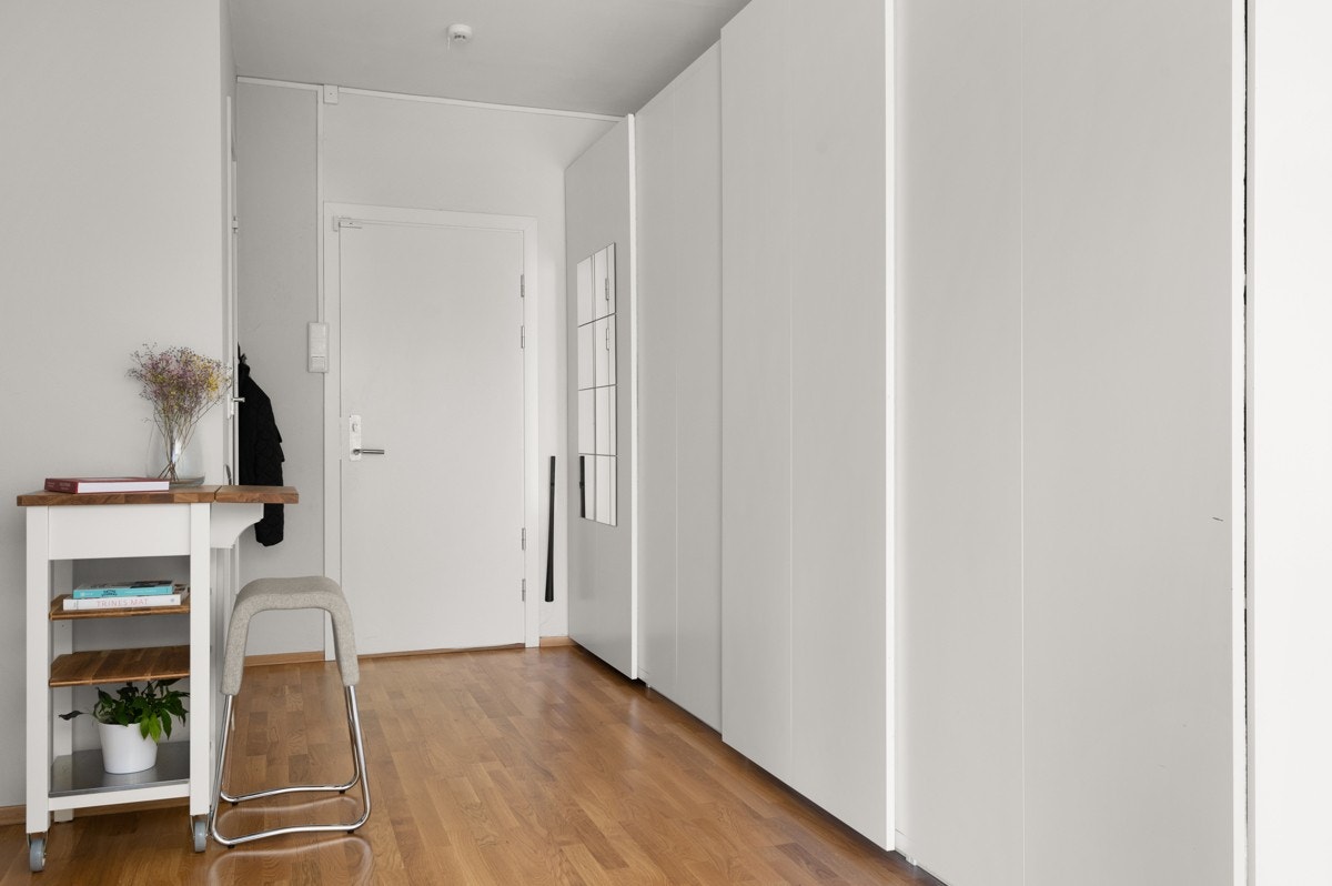I entréen har du rikelig med oppbevaringsplass i stor skyvedørsgarderobe på hele 4 meter! Galleribilde