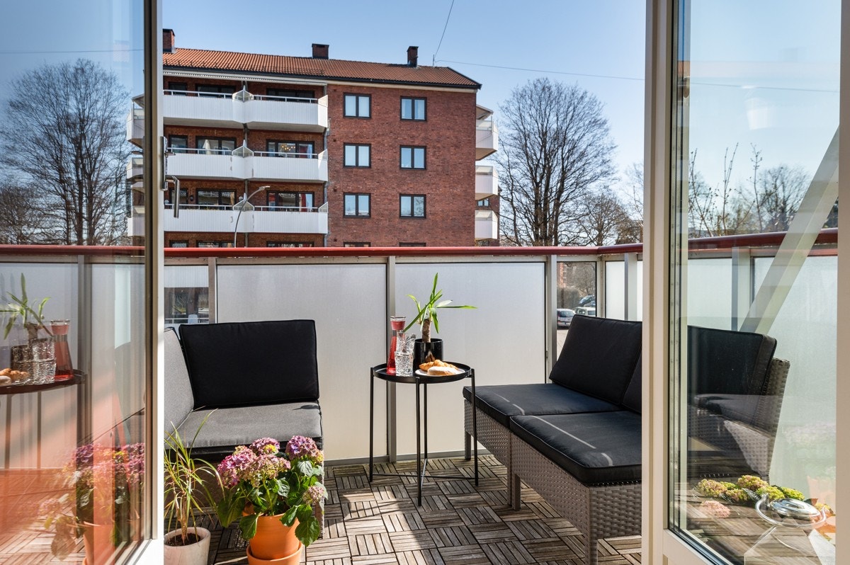 Fra stuen har du doble dører ut til en flott og solrik sydøstvendt balkong på ca. 4,3m². Galleribilde