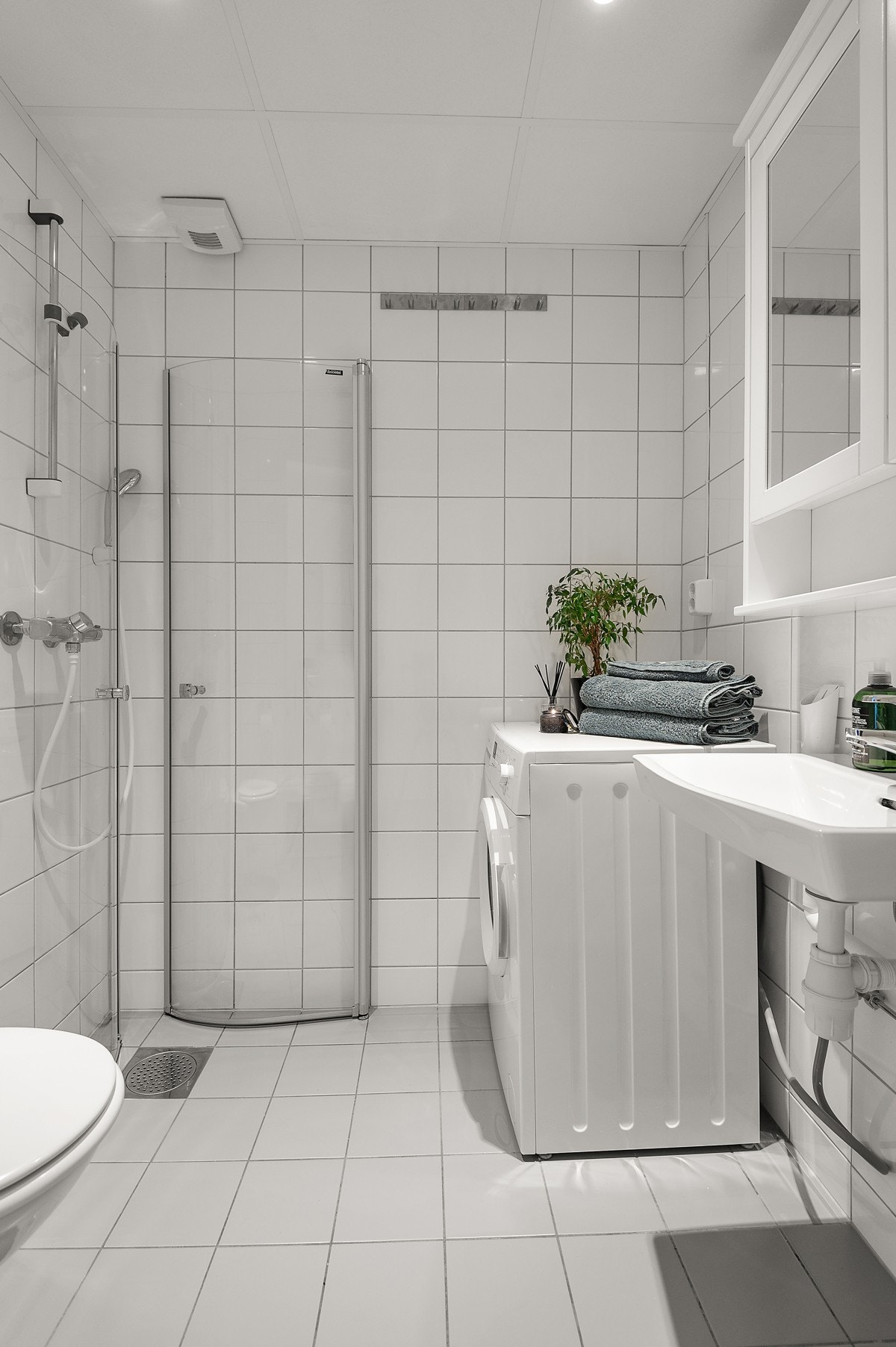 Leiligheten har et lyst og moderne flislagt baderom fra 2012 (Verdibevis foreligger). Galleribilde