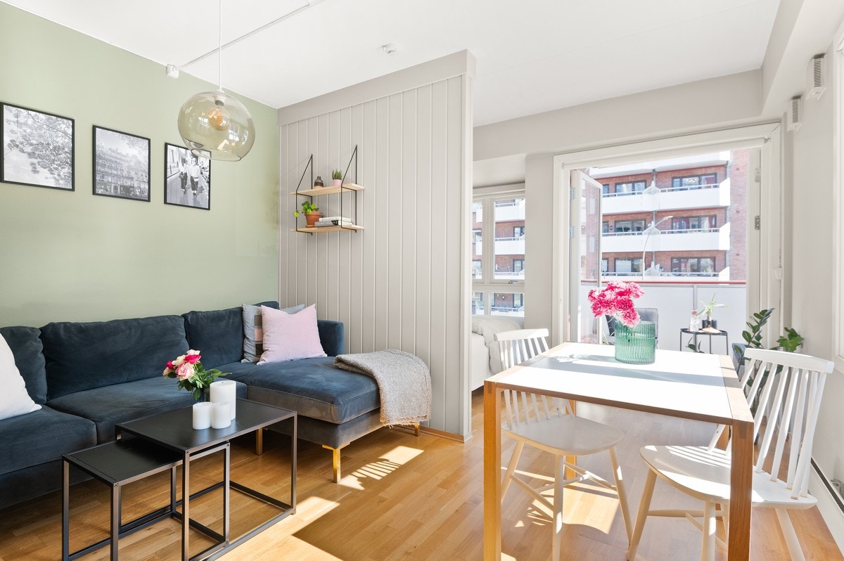 God standard fra 2012 med eikeparkett på gulv og glatte overflater malt i fine farger. Galleribilde