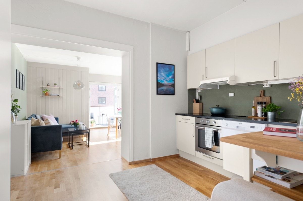 Når du entrer leiligheten får du umiddelbart et positivt inntrykk av den lyse og fine leiligheten med sin gode og moderne standard. Galleribilde