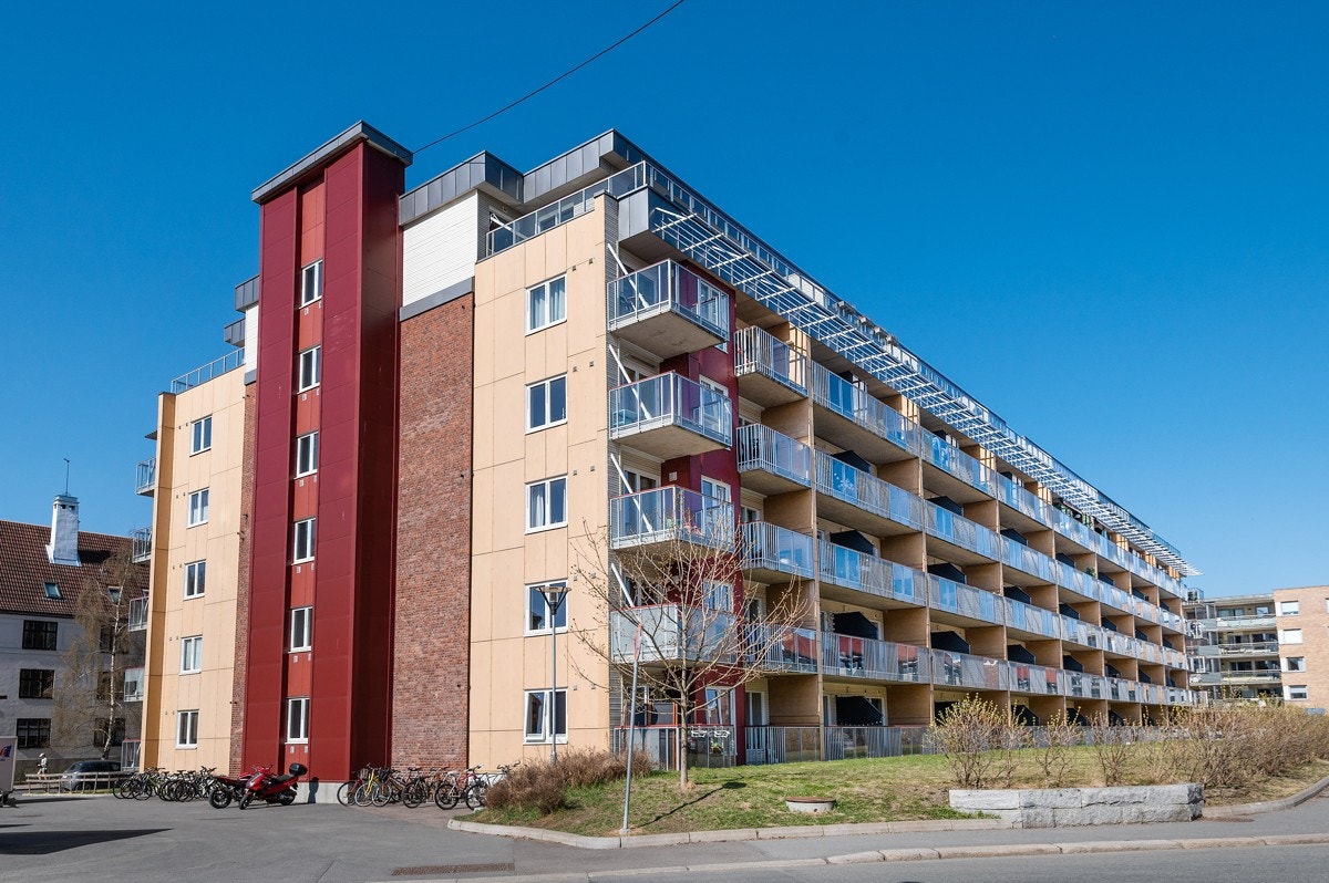 Leiligheten har en flott intern beliggenhet på hjørnet i byggets 2. etasje som sørger for en ekstra vindusflate mot syd og rikelig med naturlig lys. Galleribilde