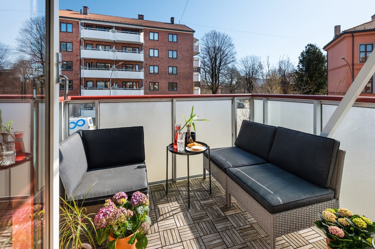 En lys og fin hjørneleilighet med solrik sydøstvendt balkong som er perfekt på varme sommerdager! Galleribilde