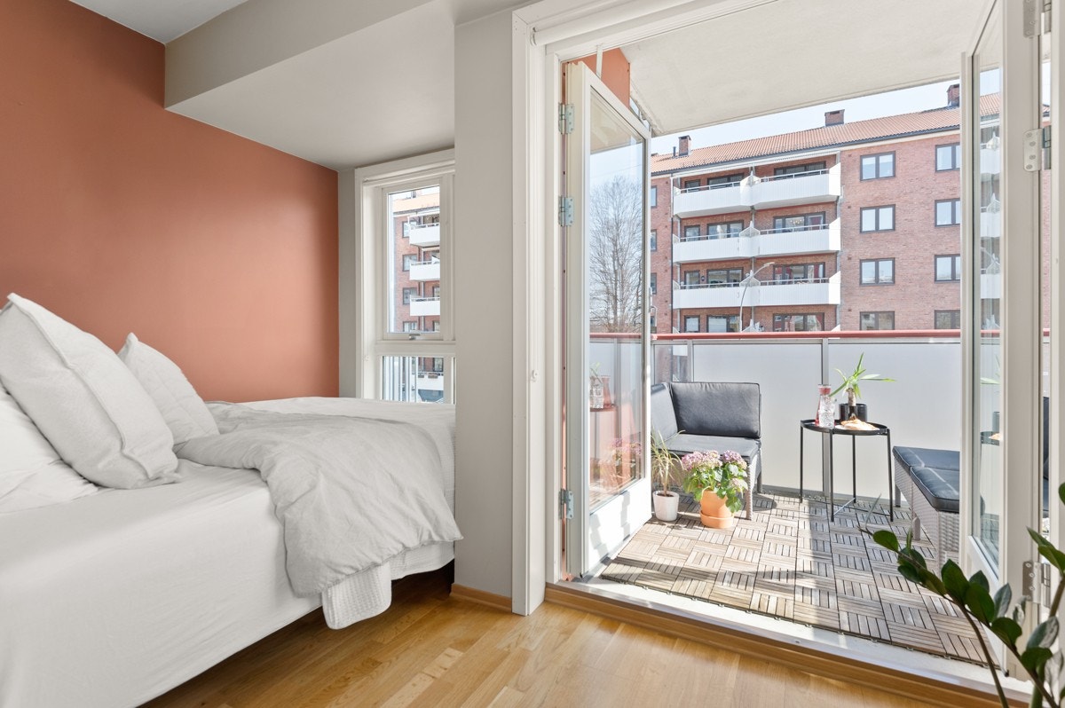 Stuen er smart innredet med adskilt sovealkove med vindu for god lufting. Galleribilde