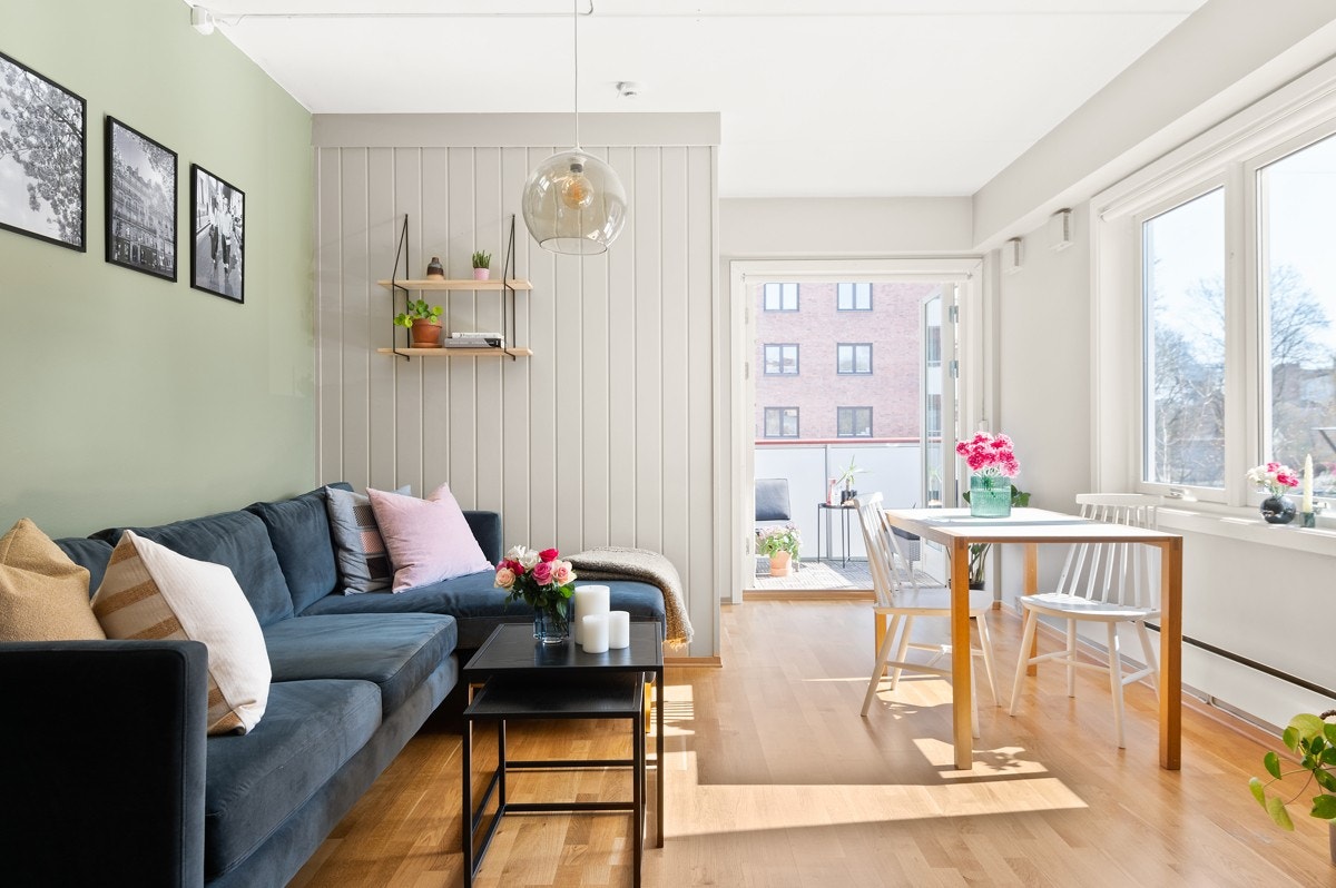 Lysinnslippet sammen med den gode takhøyden på ca. 2,5 meter bidrar til en god og luftig romfølelse. Galleribilde