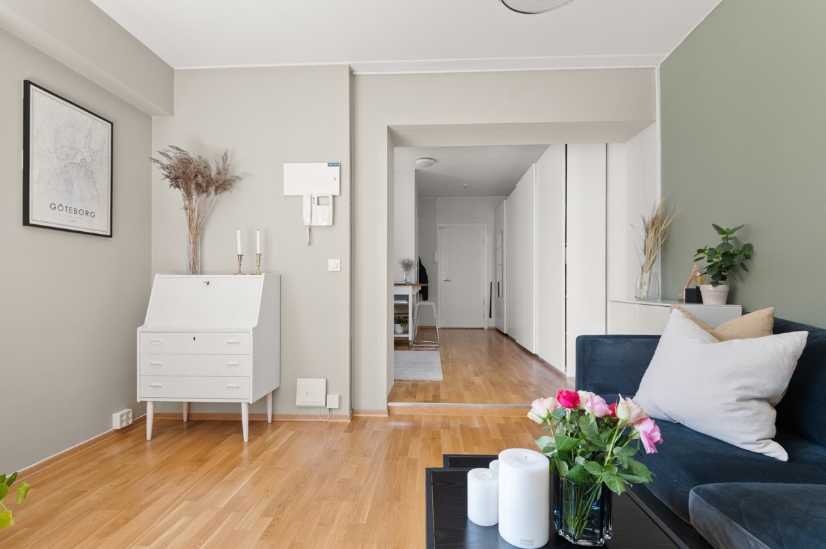 Fiber fra HomeNet er også inkludert i felleskostnadene. Sikringsskap med automatsikringer plassert på vegg i stue. Galleribilde