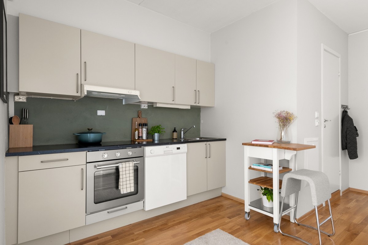 Kjøkkenet ligger i en fin delvis åpen løsning med stuen, adskilt og samtidig åpent og sosialt. Moderne og tidløst kjøkken som var nytt i 2012. Galleribilde