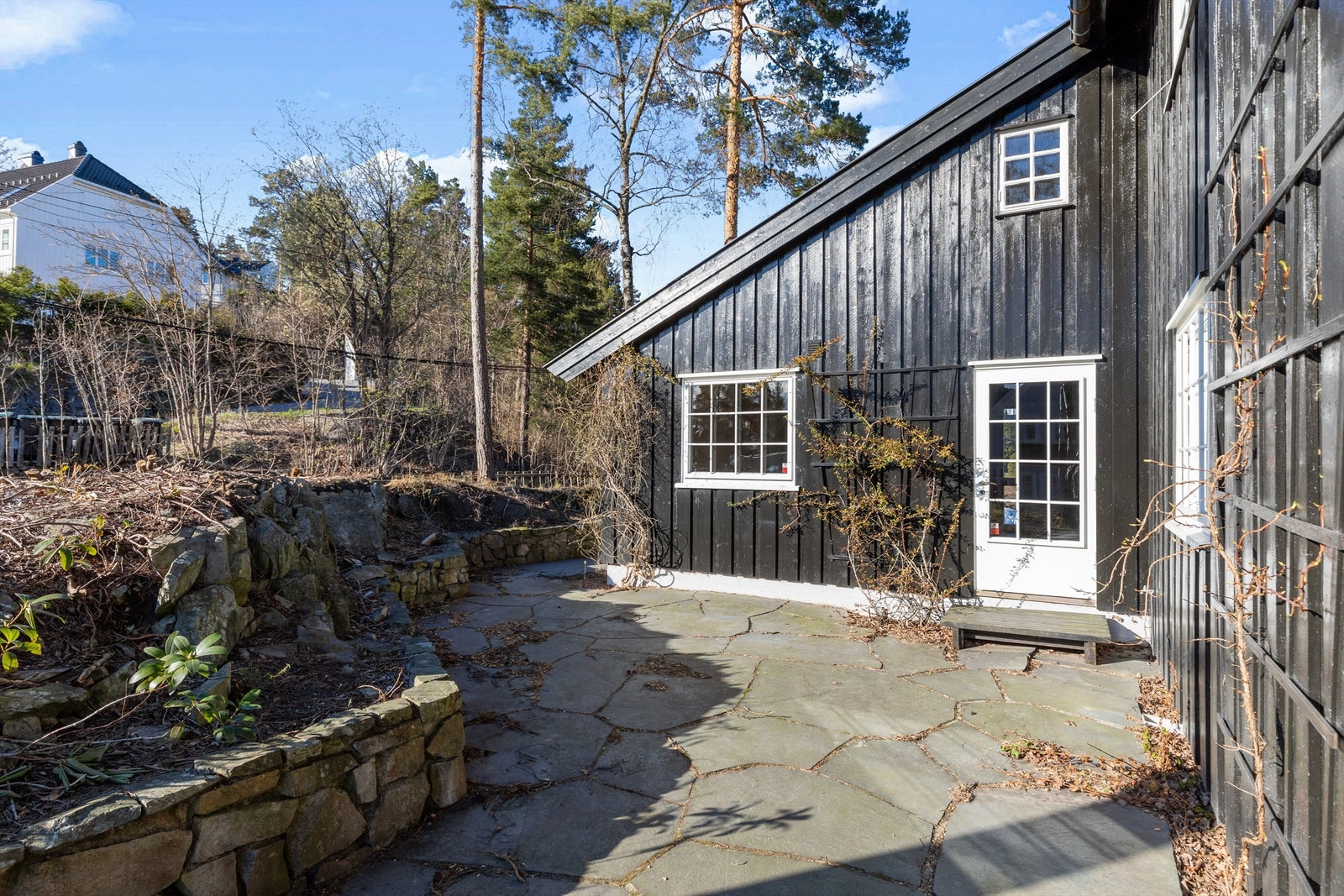 Stor og herlig stenlagt markterrasse med flotte utsikts- og solforhold. Her kan man nyte sen kveldssol Galleribilde