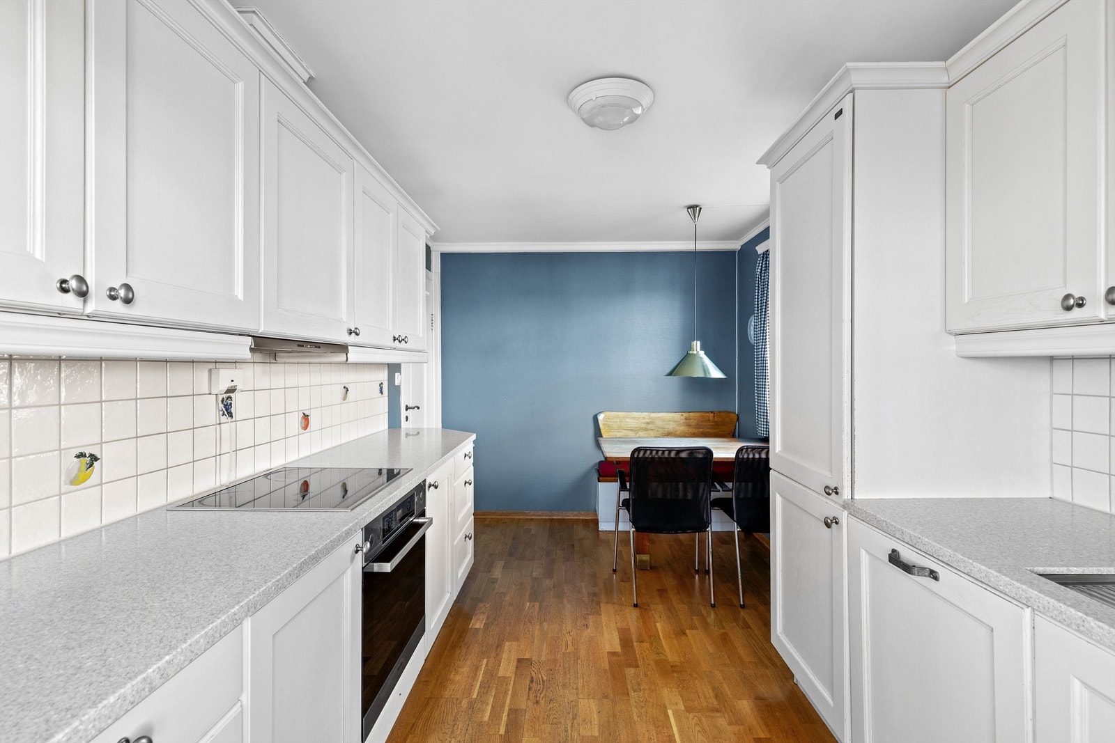 Lys og romslig kjøkken med spiseplass Galleribilde