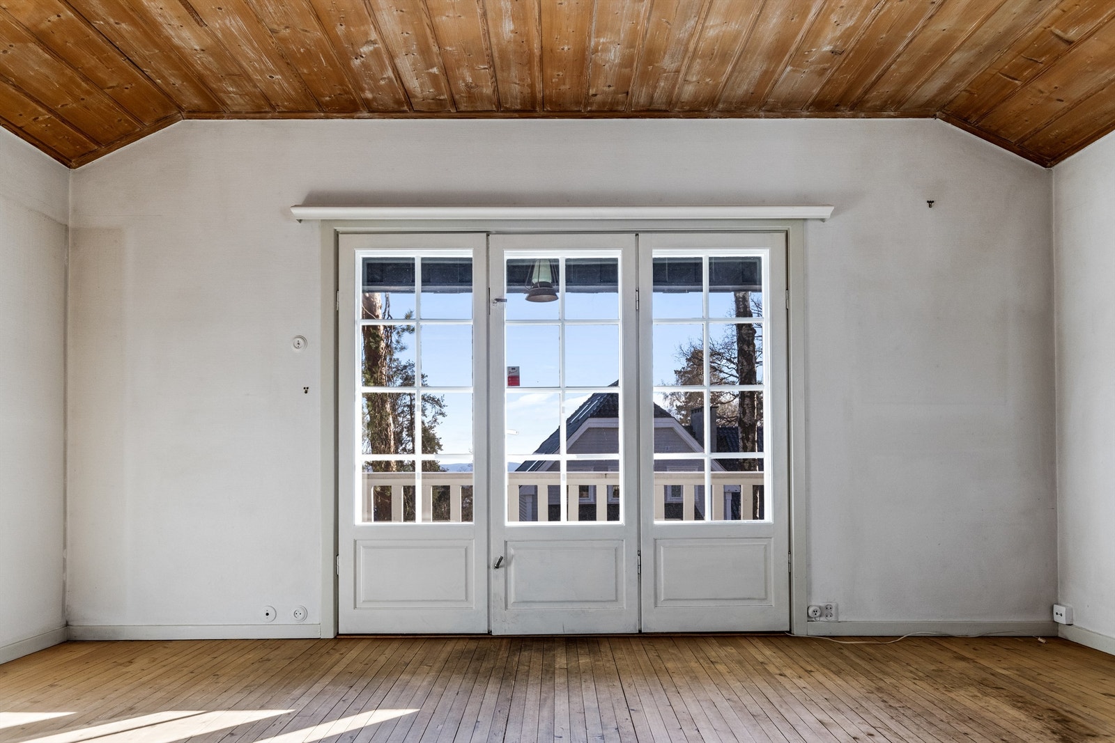 Utgang til en herlig balkong med gode utsikts- og solforhold Galleribilde