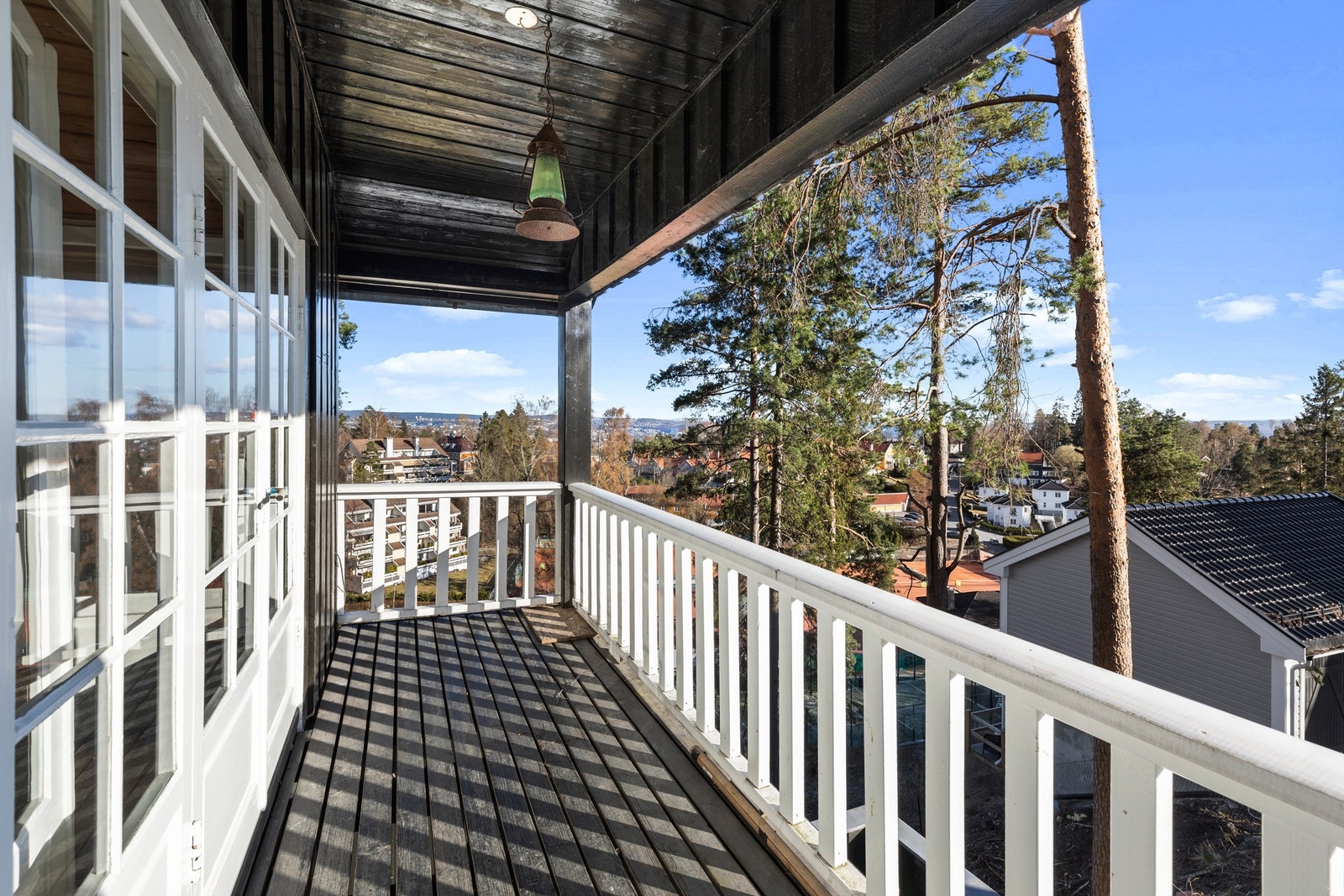 Herlig balkong med flott utsikt og gode solforhold med sen kveldssol Galleribilde