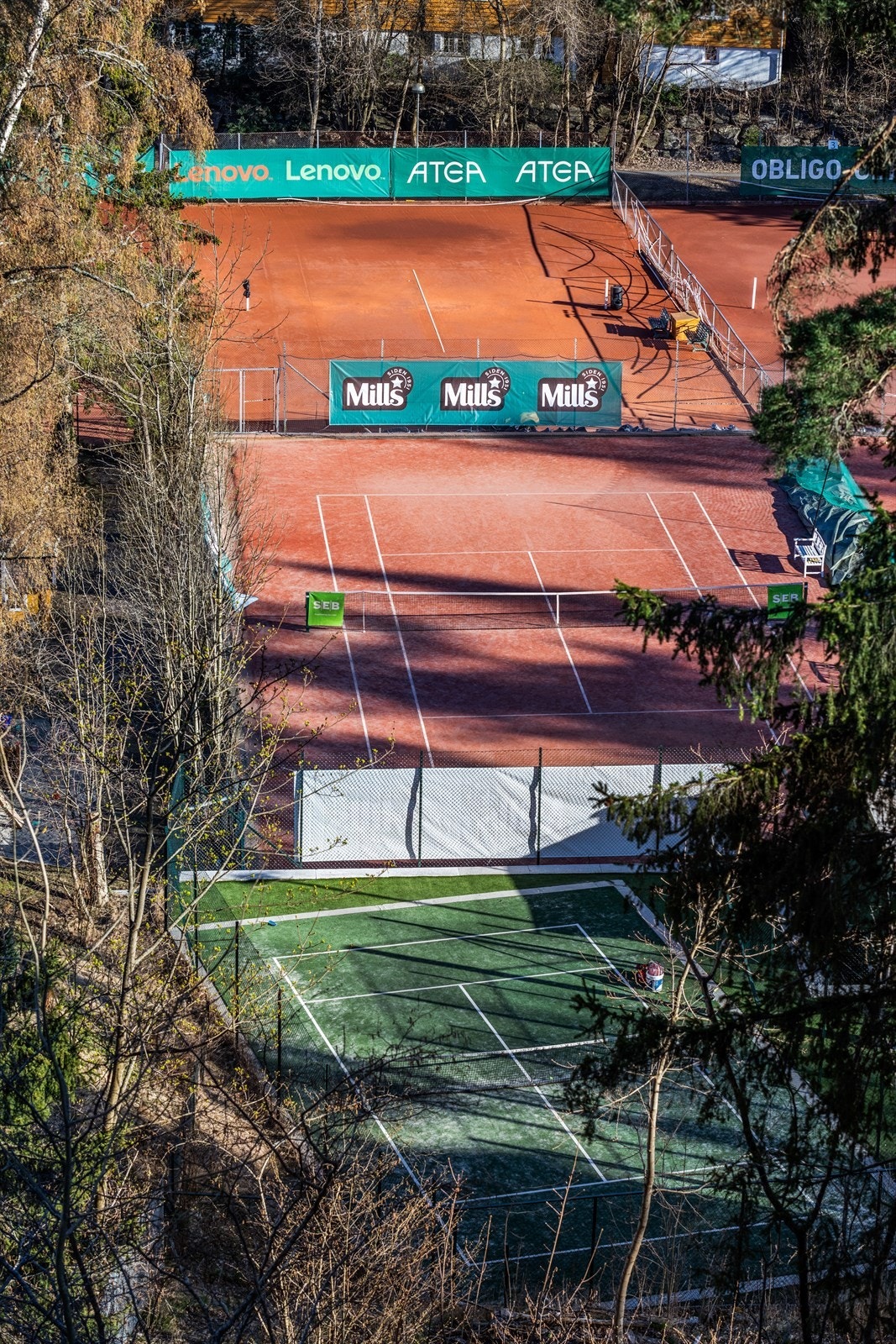 Stort tennisanlegg med flere baner rett nedenfor eiendommen Galleribilde