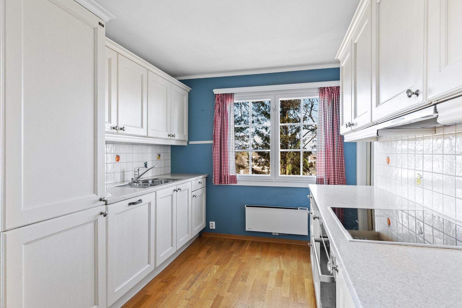 Lys og romslig kjøkken med spiseplass Galleribilde