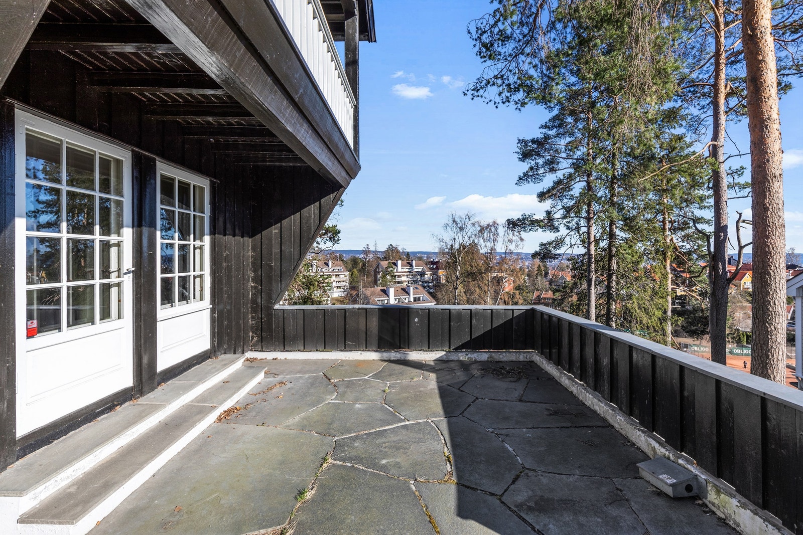 Stor og herlig stenlagt terrasse med flotte utsikts- og solforhold. Her kan en nyte sen kveldssol Galleribilde