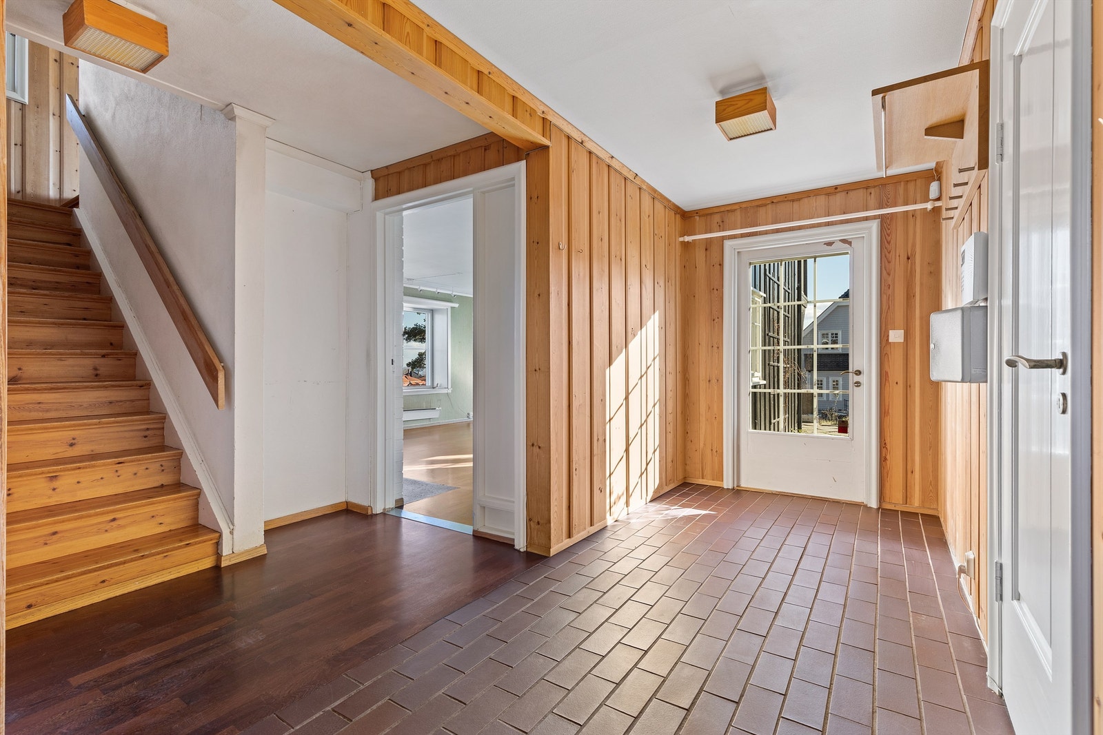 Stor og luftig hall i første etasje Galleribilde