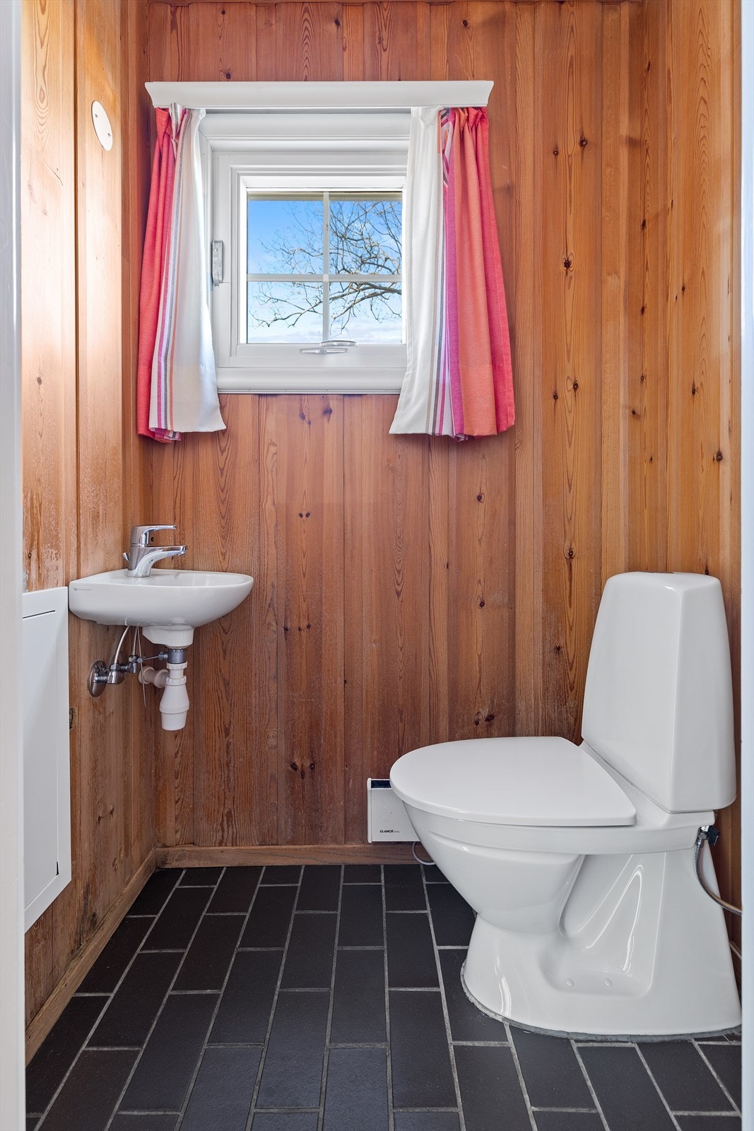 Praktisk wc-rom med fliser på gulv Galleribilde