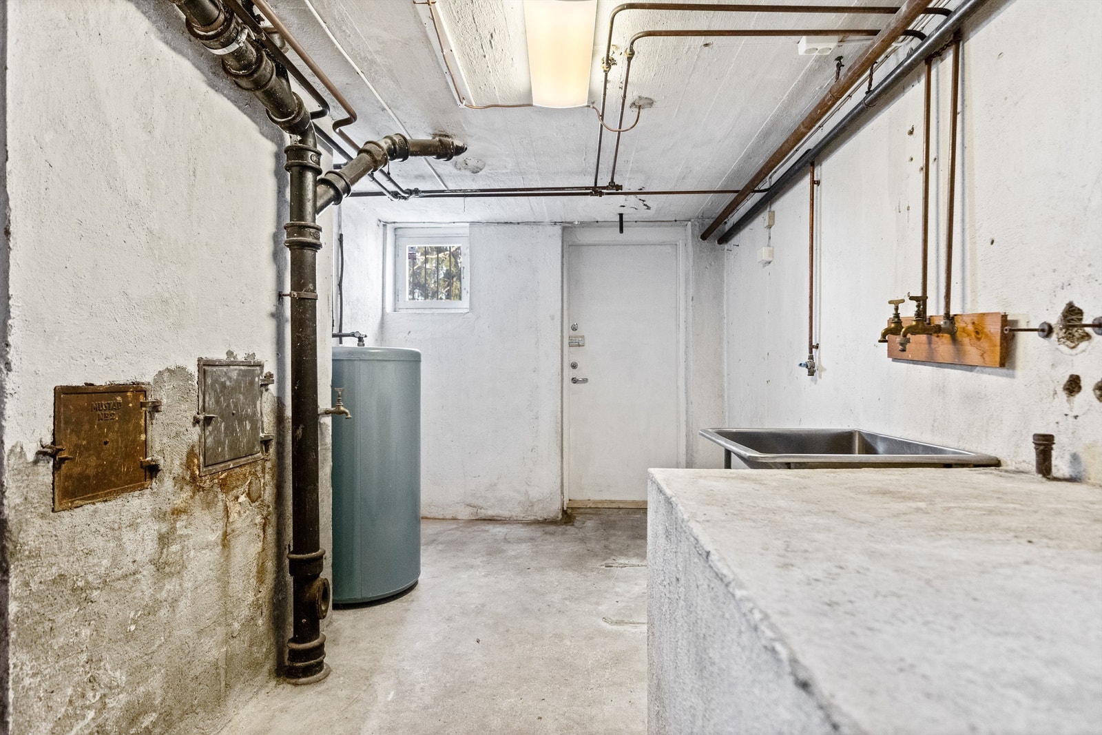 Eldre fyrrom/vaskekjeller med utgang til terreng/hage Galleribilde