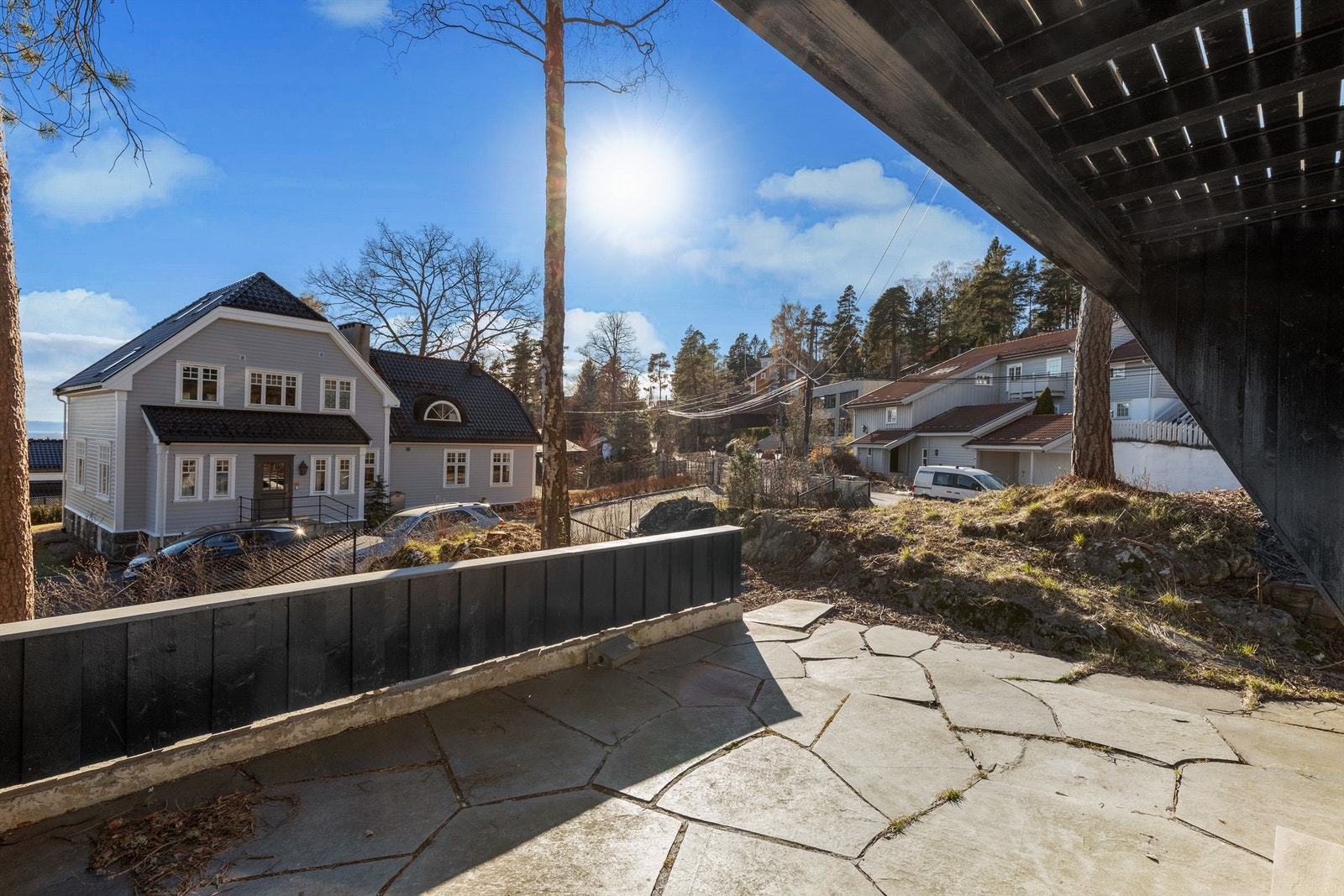 Stor og herlig stenlagt markterrasse med flotte utsikts- og solforhold. Her kan man nyte sen kveldssol Galleribilde