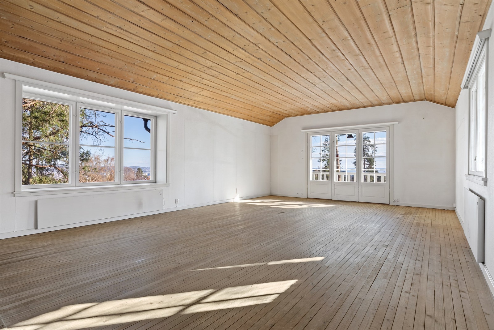 Stor og herlig stue i annen etasje. Godt med naturlig lys fra 3 yttervegger, utgang til balkong og åpen peis sentralt i rommet Galleribilde