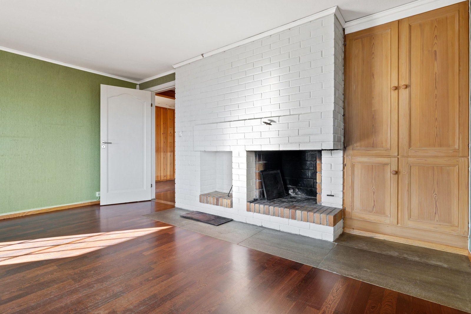 Åpen peis sentralt i stuerommet Galleribilde