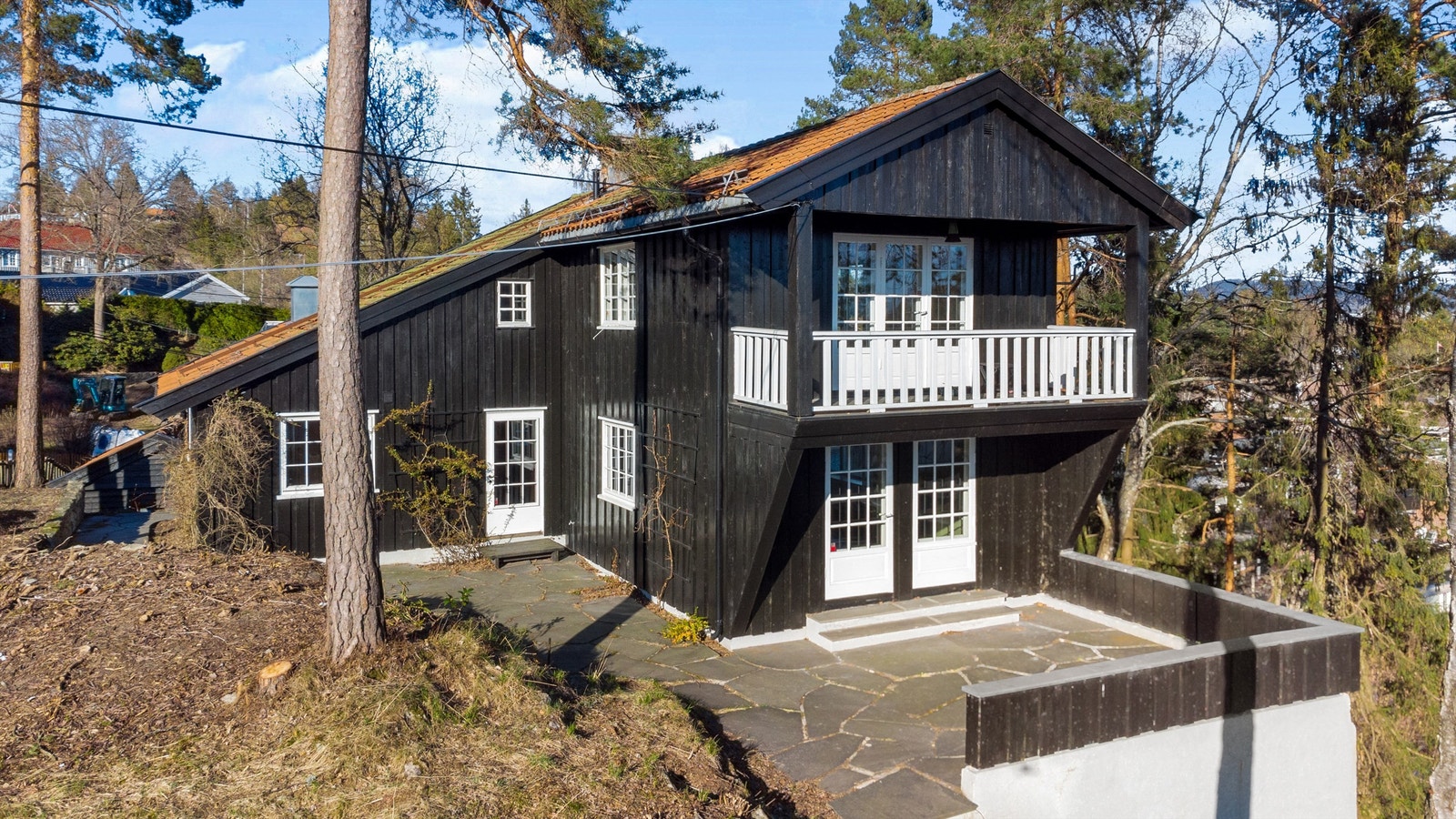 Attraktiv og høyt beliggende utsiktseiendom med 1.498 kvm tomt og fantastiske solforhold Galleribilde