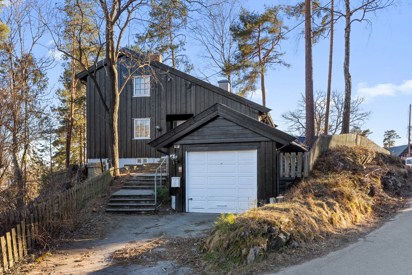 Parkering i garasje og på gårdsplassen. Opparbeidet inngangsparti med varmekabler under skiferhellene fra inngangsparti og ned til garasjen samt fra garasjen og ned til veien Galleribilde