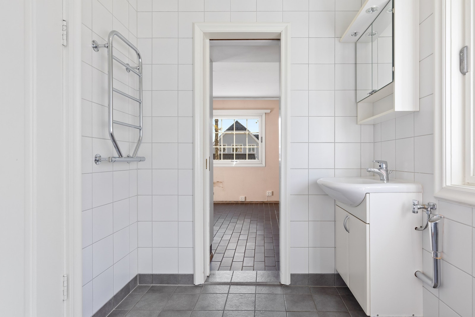 Lyst og flislagt baderom med gulvvarme Galleribilde