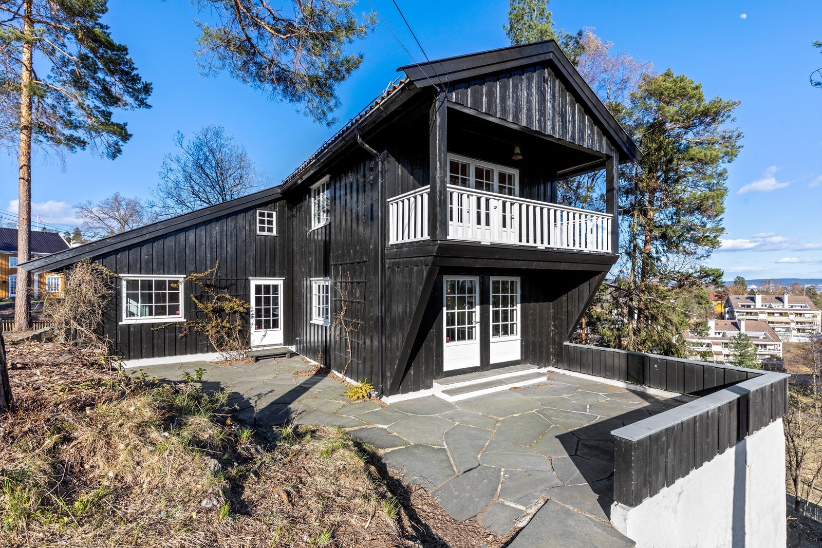 Attraktiv utsiktseiendom med 1.498 kvm tomt og fantastiske solforhold. Her kan man skape sitt drømmehjem! Galleribilde