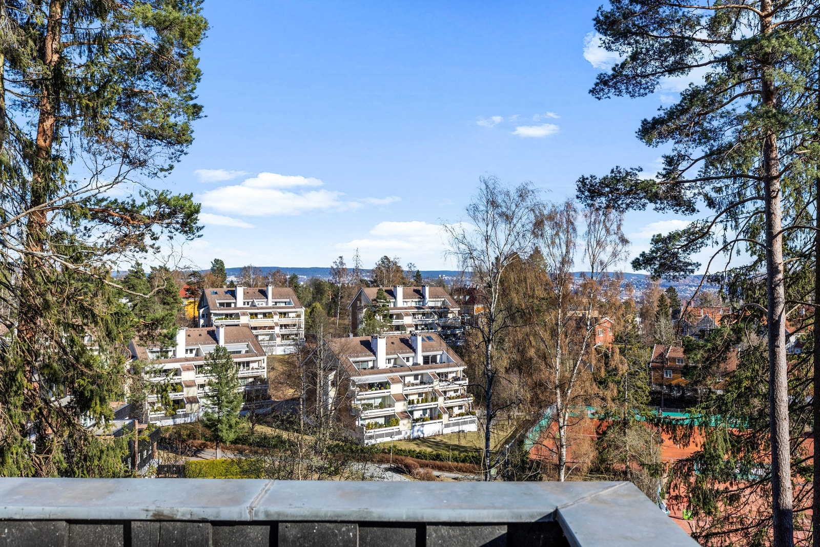 Utsikt fra terrasse og hage Galleribilde