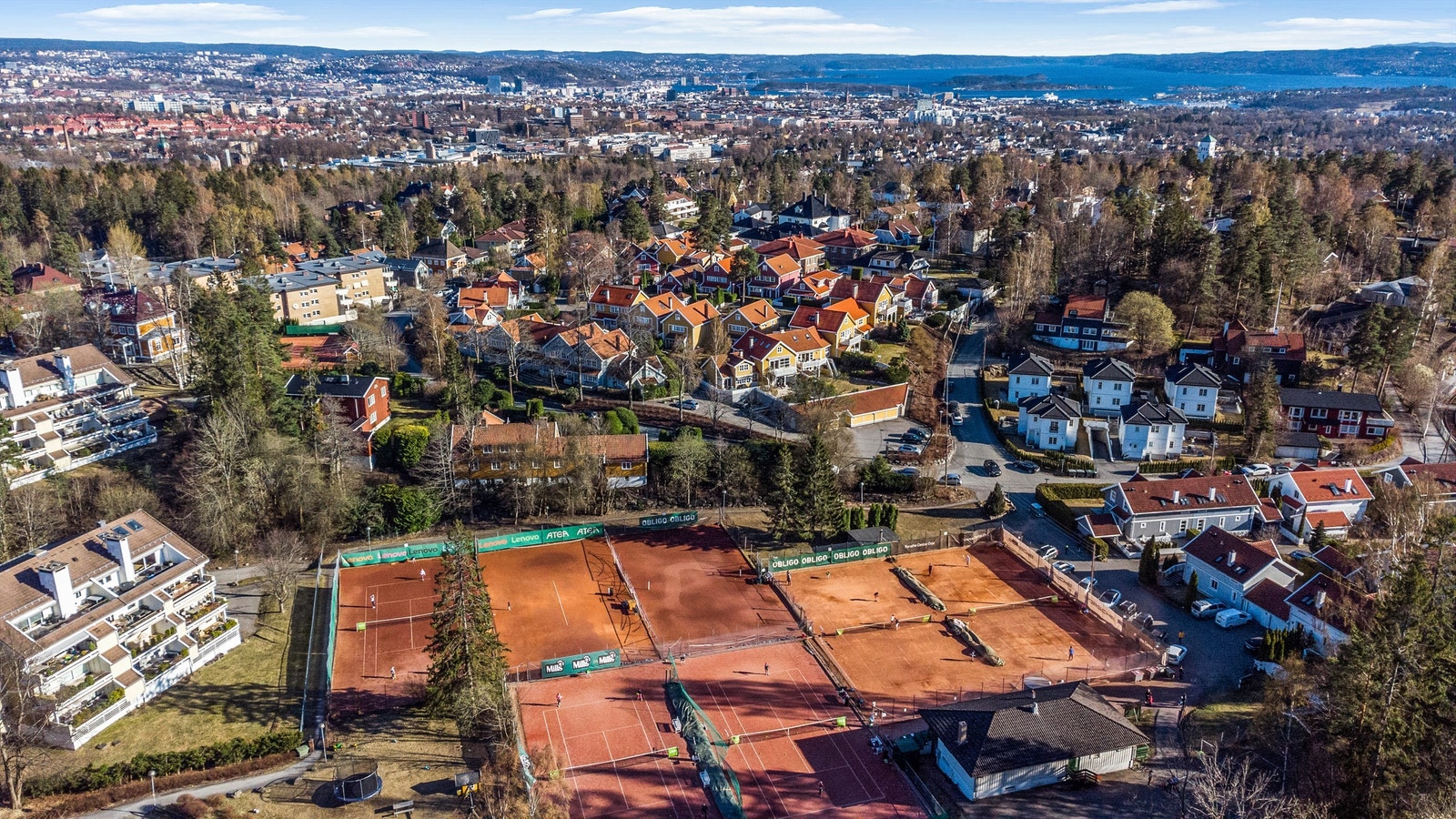 Eiendommen ligger attraktivt og barnevennlig til et sentralt og ettertraktet villastrøk på Slemdal med gangvei til det aller meste av ønskelige fasiliteter. Få minutter unna eiendommen finner man Heming idrettsanlegg Galleribilde