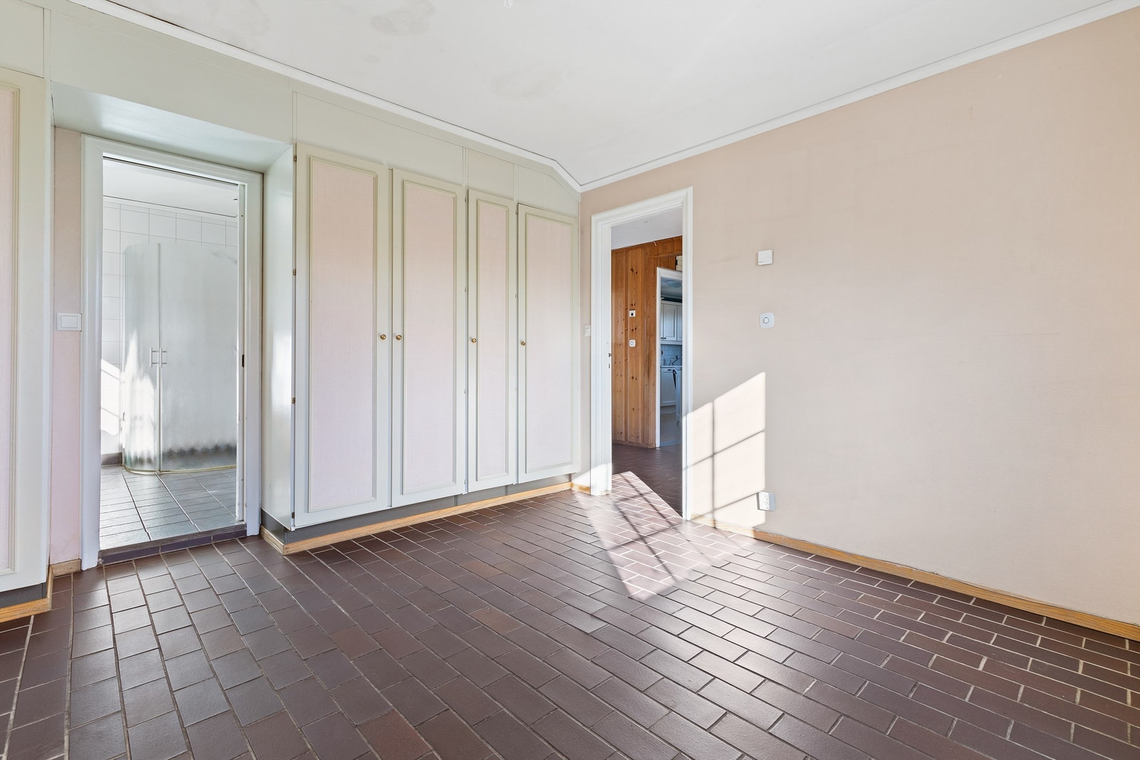 Romslig soverom i første etasje Galleribilde