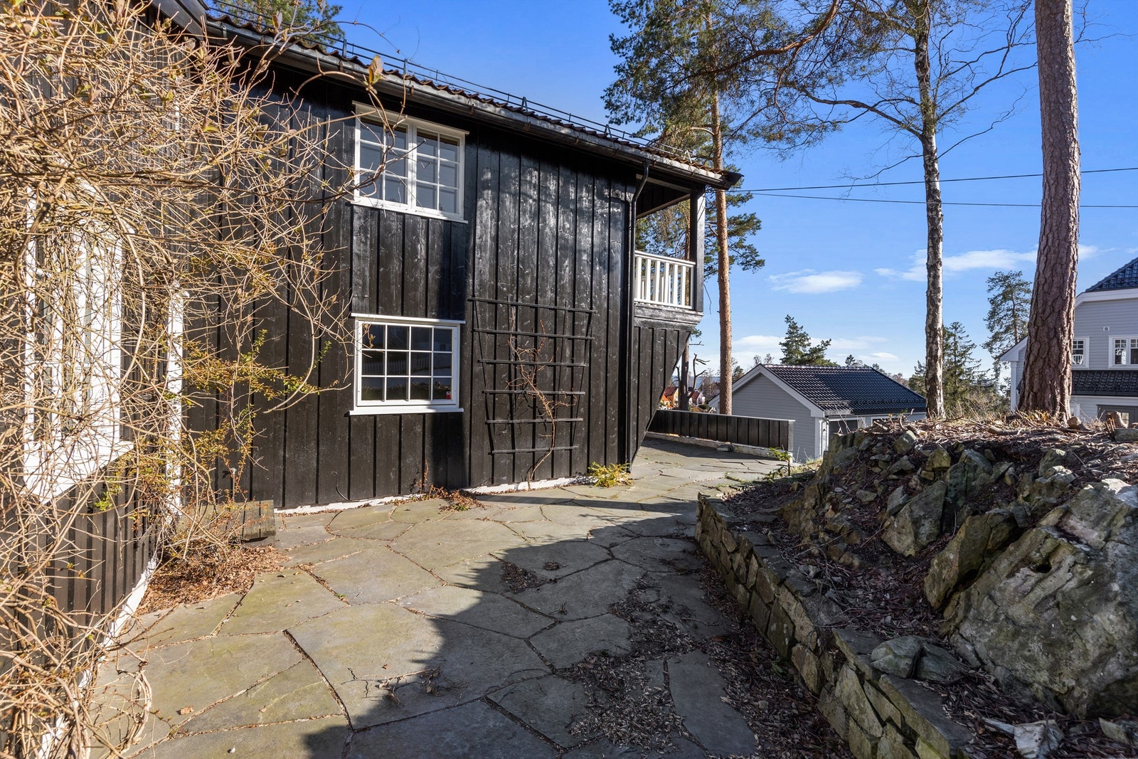 Stor og herlig stenlagt markterrasse med flotte utsikts- og solforhold. Her kan man nyte sen kveldssol Galleribilde