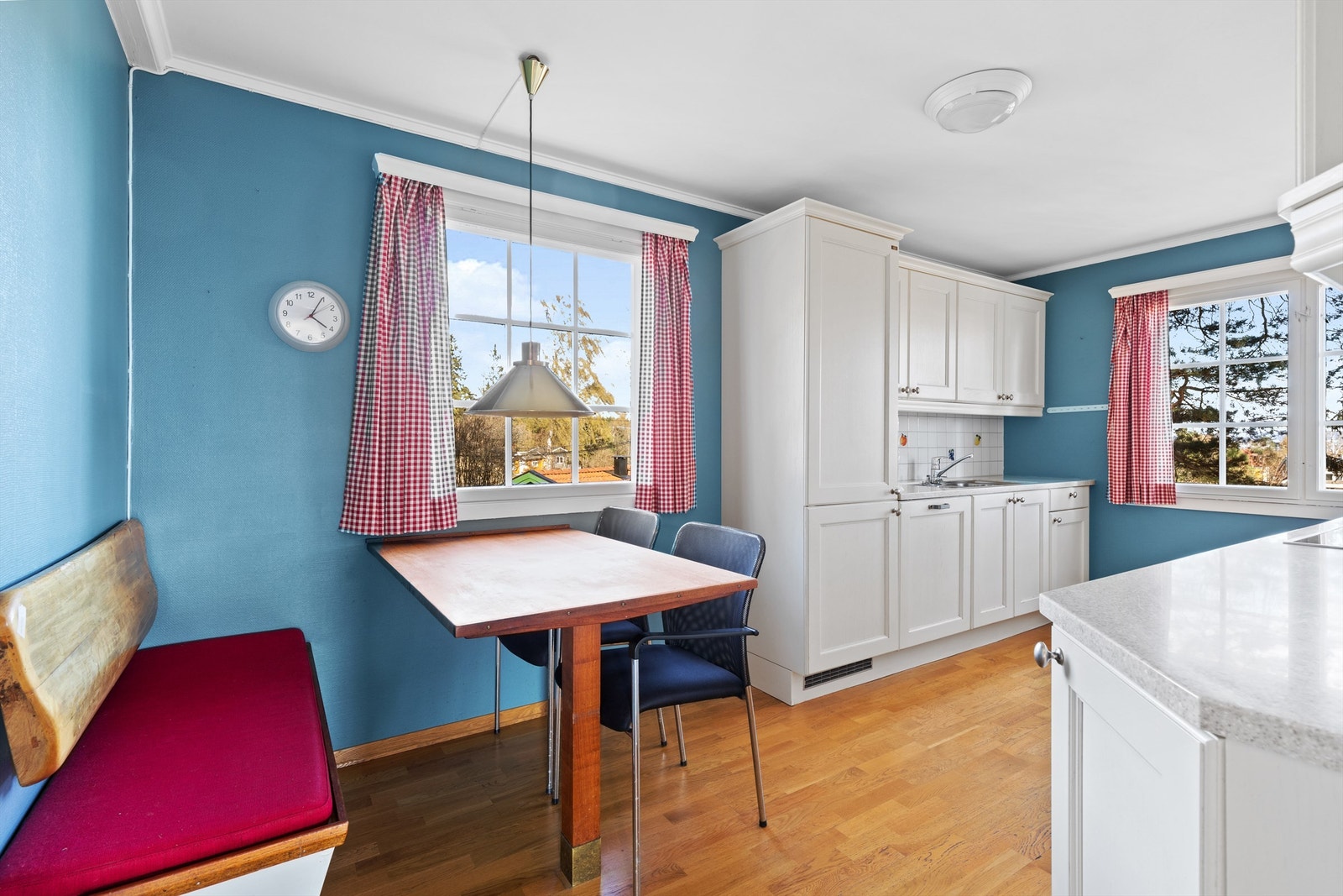 Lys og romslig kjøkken med spiseplass Galleribilde