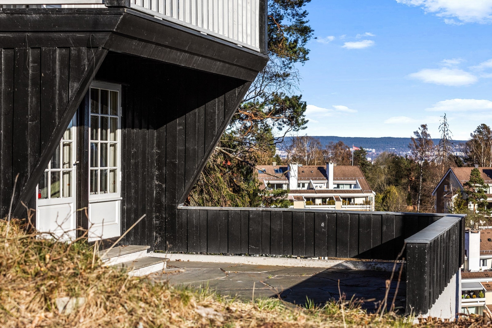 Attraktiv og høyt beliggende utsiktseiendom med 1.498 kvm tomt og fantastiske solforhold Galleribilde