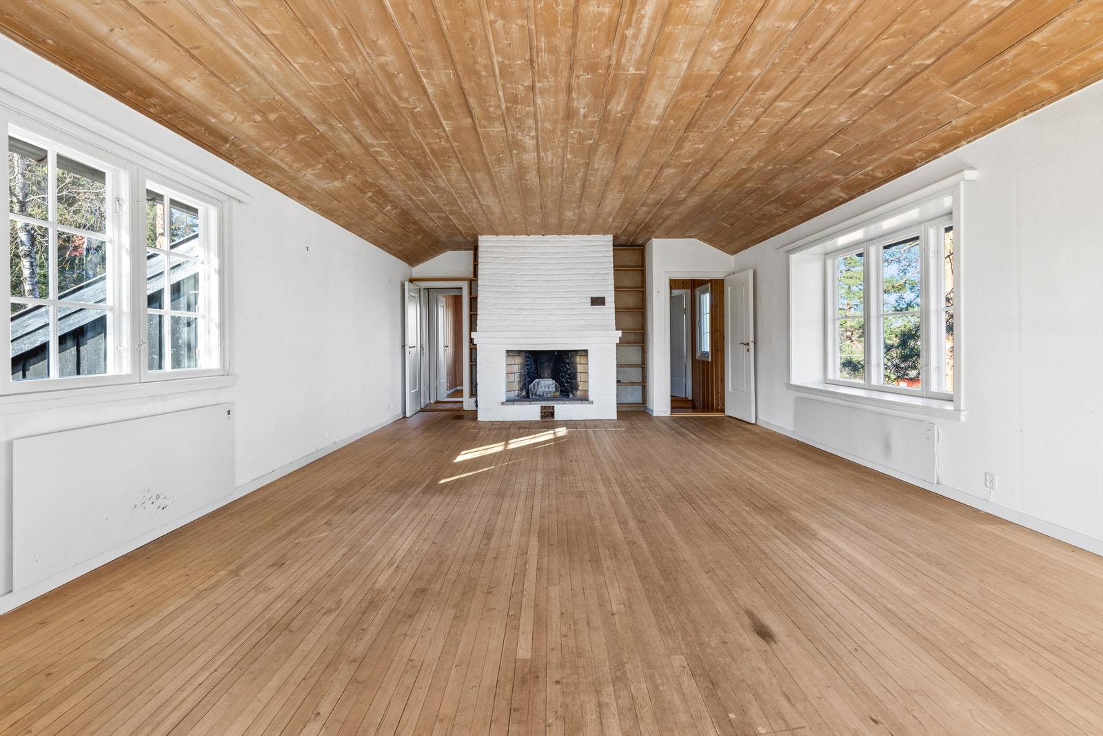 Stor og herlig stue i annen etasje. Godt med naturlig lys fra 3 yttervegger, utgang til balkong og åpen peis sentralt i rommet Galleribilde