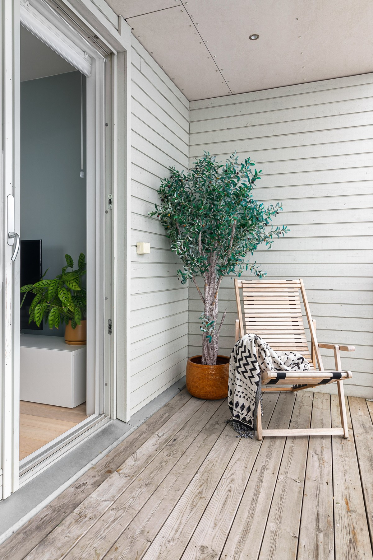 Verandaen er romslig og har plass til utemøbler og grill