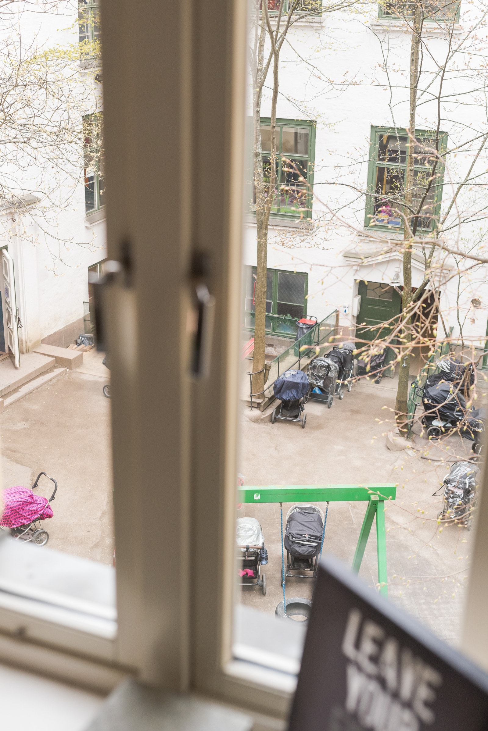 Utsikt mot bakgård Galleribilde