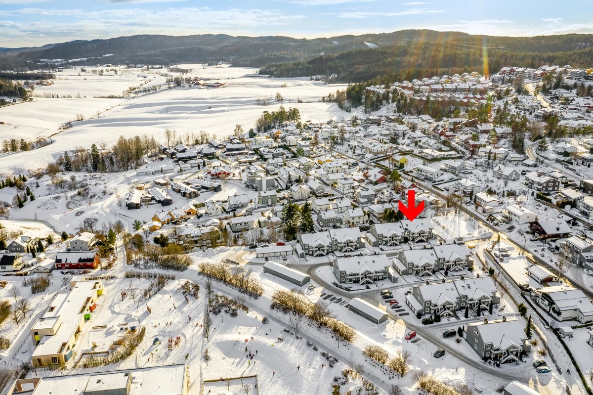 Bebyggelsen ligger i et etablert villastrøk med kun få min. gange til markagrensen. Flotte treningsmuligheter året rundt. Galleribilde