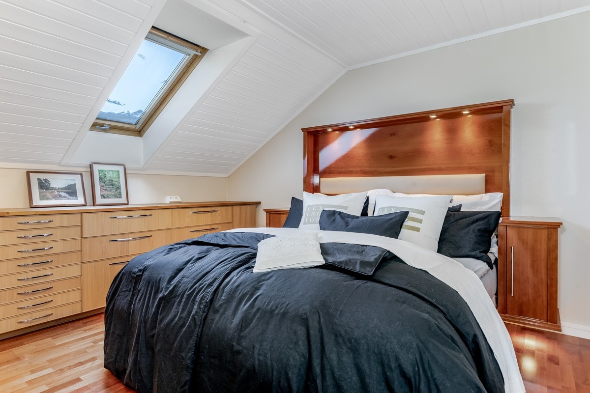 Romslig hovedsoverom i 2. etg. Svært god skapplass i tillegg til eget walk in closet. Galleribilde