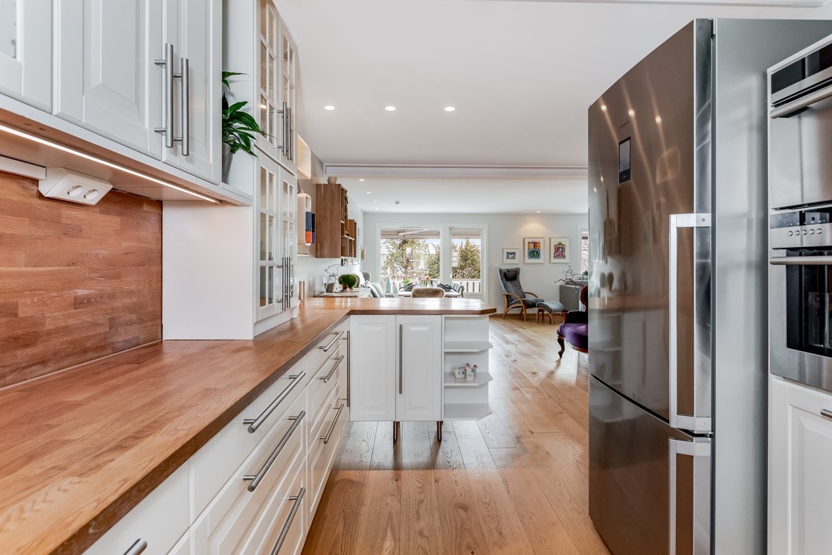 Gjennomlys fra kjøkken og ut til stuen. Galleribilde