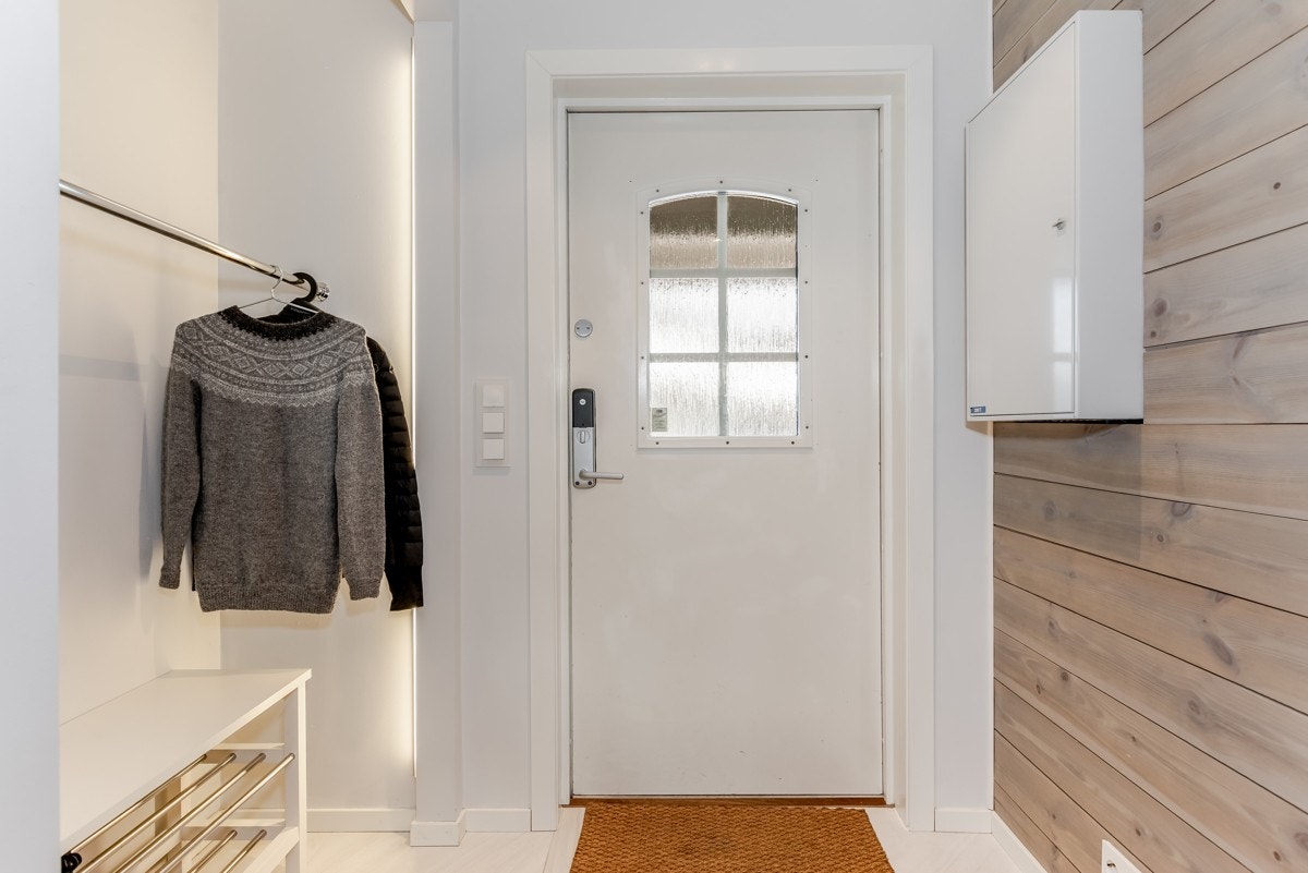 Velkommen inn! Garderobe med god plass til ytterjakker og sko. Lysskinne og ventilasjon i garderoben. Galleribilde