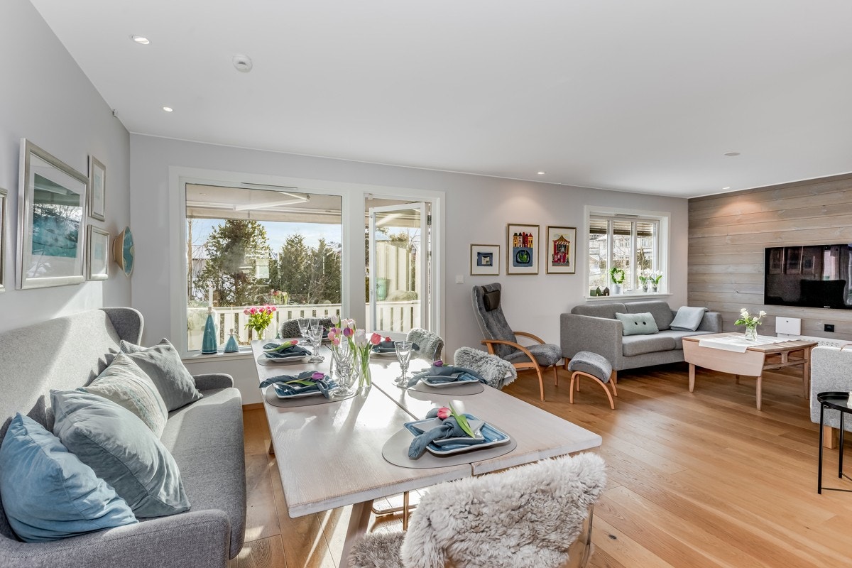 Påkostet rekkehusleilighet med balkong og garasje. Attraktivt beliggende i rolig og etablert villastrøk. 2 min. gange til barneskole og barnehage. Pent oppusset bolig man kan flytte rett inn i ! Garasje med oppleggg for el.billader. Galleribilde