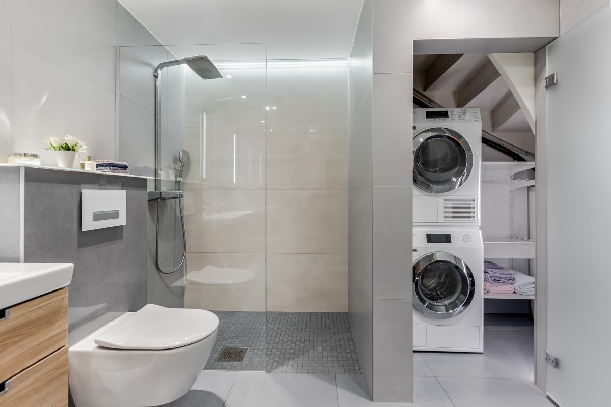 Badet ble ombygget for å få flyttet vaskemaskin og tørketrommel ut av badet, ble flyttet inn i egen nisje under trapp. Galleribilde